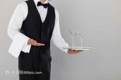 酒店服務生的專業素養 從托舉高腳杯的細節看酒店管理
